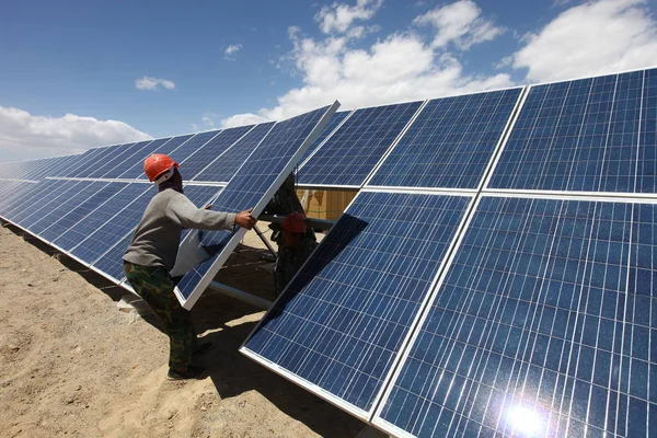 Lavoratori Cinesi Installano Pannello Solare Una Centrale Fotovoltaica Nel Villaggio — Foto Stock