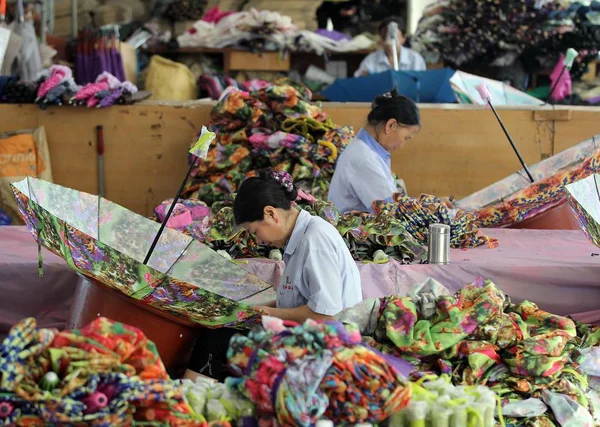 Las Trabajadoras Chinas Hacen Sombrillas Una Fábrica Ciudad Jinjiang Sureste — Foto de Stock