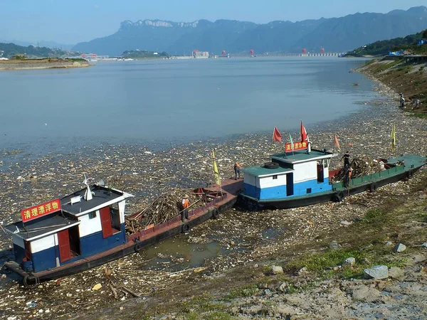 2014年9月23日 中国工人在湖北省宜昌市宜昌市三峡大坝附近的三峡水库收集漂浮在长江上的垃圾 — 图库照片