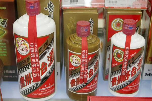 Botellas Licor Kweichow Moutai Están Venta Una Tienda Shanghai China — Foto de Stock