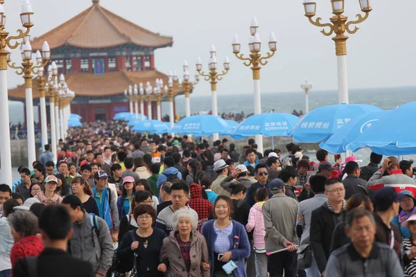 Stock image Tourists crowd the Zhanqiao Scenic Spot during the May Day Holiday in Qingdao city, east Chinas Shandong province, 3 May 2014.  