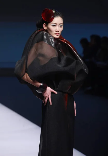 Modell Visar Skapelse Kina Internationella Ung Modedesigner Tävlingen Mercedes Benz — Stockfoto