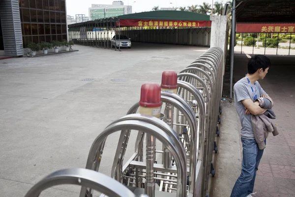 Hombre Encuentra Puerta Centro Reclutamiento Foxconn Technology Group Ciudad Shenzhen — Foto de Stock