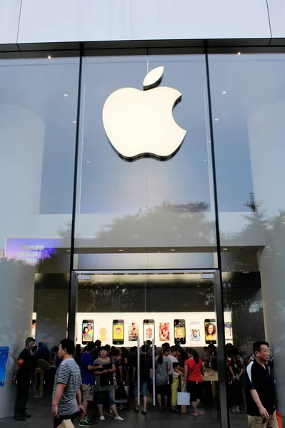 Les Clients Essaient Les Smartphones Iphone Dans Apple Store Shanghai — Photo