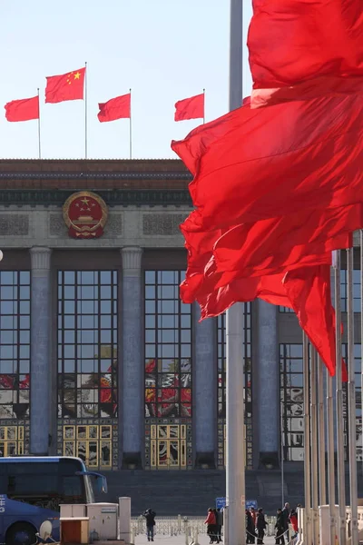 Banderas Rojas Ondean Frente Gran Salón Del Pueblo Beijing China — Foto de Stock