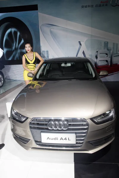 Model Poses Audi A4L Car Auto Show Jinan City East — Stock Photo, Image