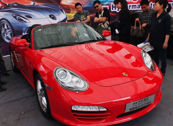 File Los Visitantes Observan Automóvil Deportivo Porsche Durante Una Exposición — Foto de Stock