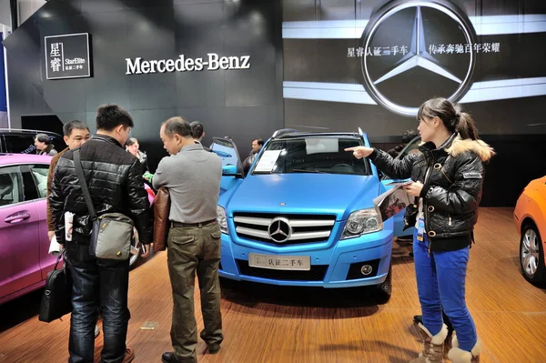 File Visitors Look Cars Stand Mercedes Benz Daimler Exhibition Changsha — стоковое фото