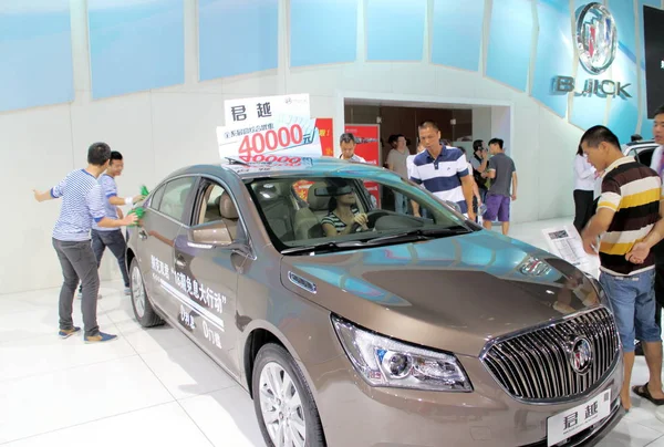 Los Visitantes Chinos Ven Buick Lacrosse Shanghai Una Empresa Conjunta — Foto de Stock