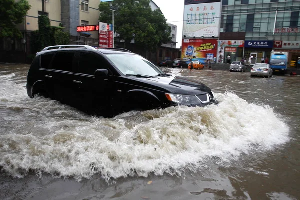 Car Travels Flooded Road Caused Heavy Rain Wuhan City Central — Stock Photo, Image