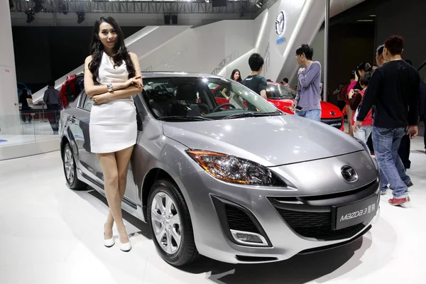 Modelo Posa Con Mazda Durante China Guangzhou Exposición Internacional Automóviles — Foto de Stock