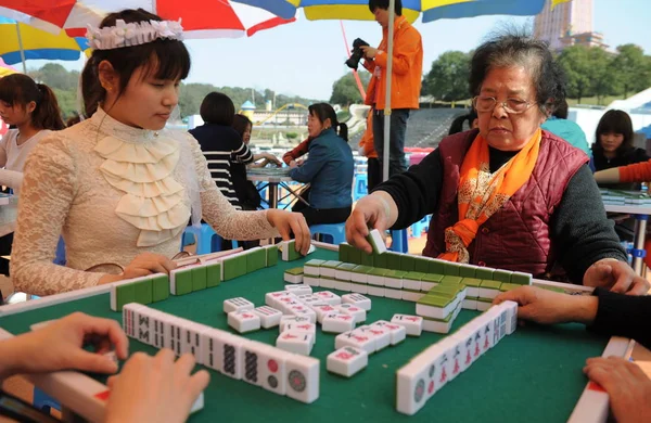 女性は 長沙市 中央中国湖南省 2013 日最初の女性麻雀競技中に麻雀をプレイします — ストック写真