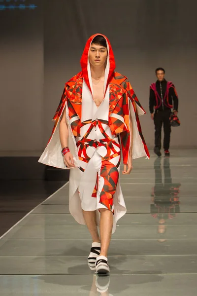 Модель Демонстрирует Новое Творение Время Показа Мод Пекинского Института Моды — стоковое фото