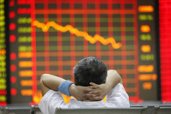 懸念される中国の投資家 彼は東中国安徽州 Huaibei 市の株式仲買人の家で株価指数を見ます 月2013 — ストック写真