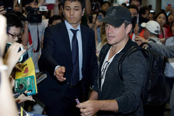 American Actor Matt Damon Right Signs Autographs Fans Incheon International — Stock Photo, Image