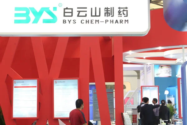 Pessoas Visitam Estande Bys Chem Pharm Guangzhou Baiyunshan Pharmaceutical Holdings — Fotografia de Stock