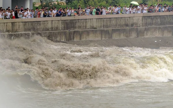 Mensen Kijken Getijden Boringen Van Qiantang Rivier Hangzhou Stad Oost — Stockfoto