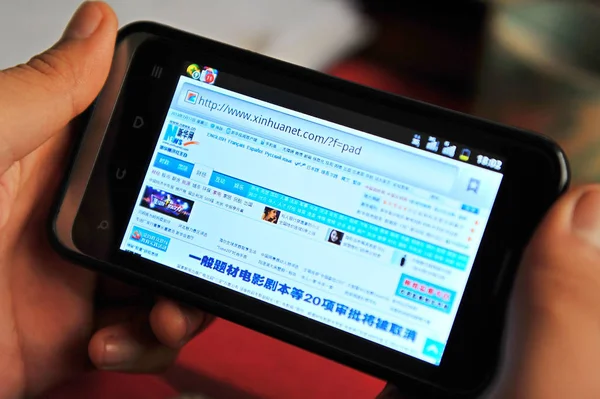 Uma Pessoa Usa Smartphone Para Navegar Site Xinhuanet Com Qingzhou — Fotografia de Stock