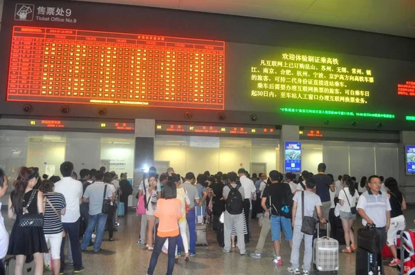 Passeggeri Che Trasferiscono Dall Aeroporto Internazionale Hongqiao Causa Voli Ritardo — Foto Stock