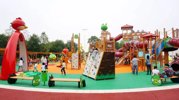 Młodych Chińskich Dzieci Bawić Się Angry Birds Activity Park Haining — Zdjęcie stockowe