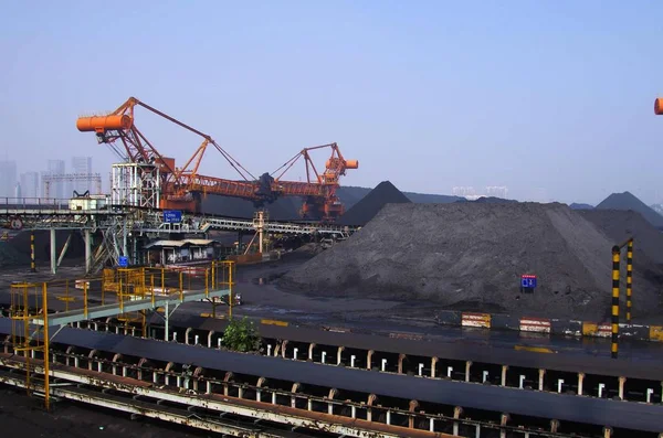 Rizhao Şehrindeki Rizhao Limanı Nda Bir Rıhtımda Kömür Yığınlarının Görünümü — Stok fotoğraf
