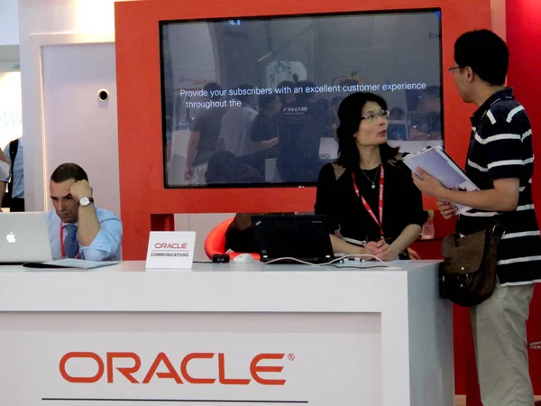 Empleado Chino Habla Con Visitante Stand Oracle Durante Mobile Asia — Foto de Stock