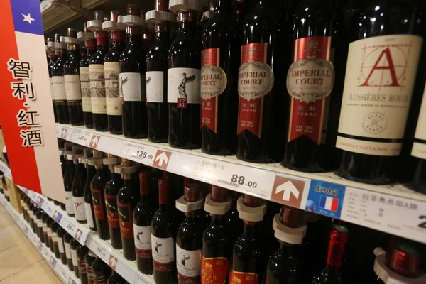 Bottiglie Vino Rosso Importate Dalla Francia Dal Cile Sono Vendita — Foto Stock