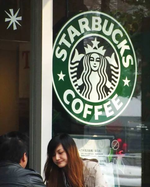 2011年11月13日 顾客在中国上海星巴克咖啡咖啡厅享用咖啡 — 图库照片