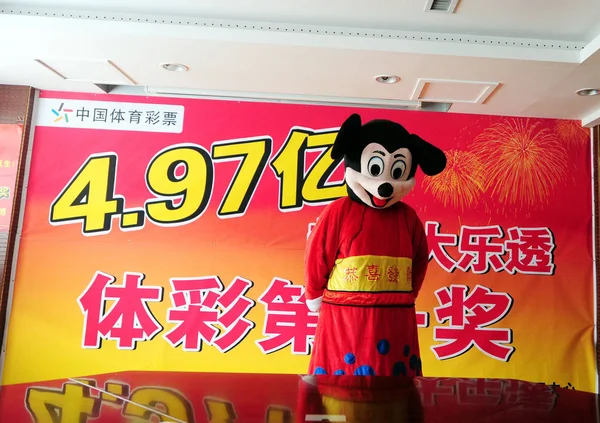 Comprador Lotería Vestida Con Trajes Mickey Mouse Que Ganó 497 — Foto de Stock