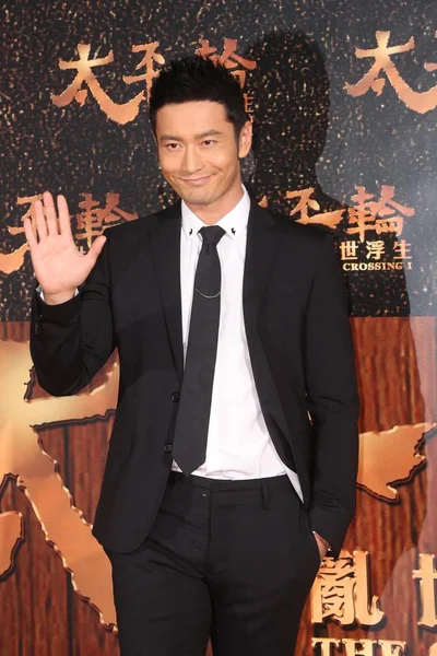 中国演员黄晓明在台湾台北举行的新片 十字路口 首映式上挥手致意 — 图库照片