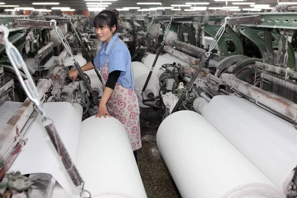 Жіночий Китайський Працівник Обробляє Виробництва Всього Полотна Текстильна Фабрика Ganyu — стокове фото