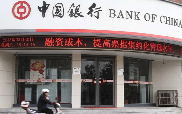 Ciclista Pasa Por Una Sucursal Del Banco China Boc Ciudad — Foto de Stock