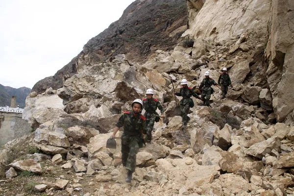 Chińskich Żołnierzy Wspiąć Się Przez Skały Osuwisko Spowodowane Trzęsienie Ziemi — Zdjęcie stockowe