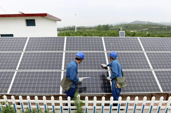 Lavoratori Cinesi Esaminano Pannelli Solari Una Centrale Fotovoltaica Nella Città — Foto Stock