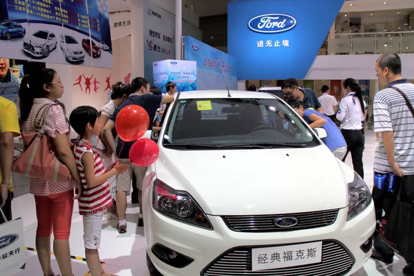 Los Visitantes Observan Ford Focus Durante Una Exposición Automóviles Ciudad — Foto de Stock