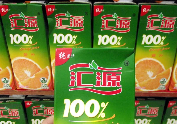 2013年9月1日 在中国东部江苏省南京市的一家超市出售一箱汇源橙汁 — 图库照片