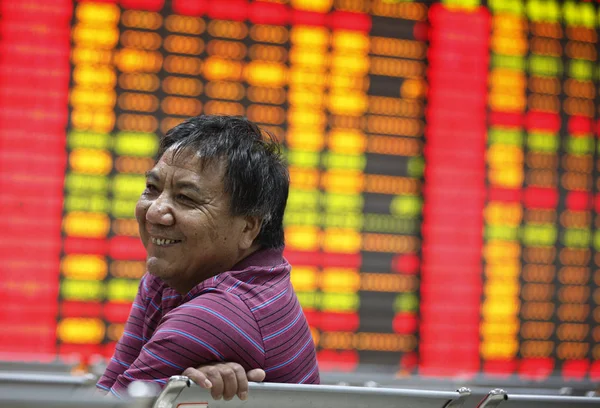 Китайський Інвесторів Посміхається Подивившись Ціни Акцій Червоний Зростання Цін Зеленого — стокове фото
