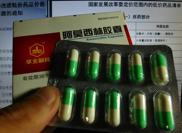 Местный Житель Показывает Тарелку Капсулами Лекарствами Городе Ичан Центральная Провинция — стоковое фото