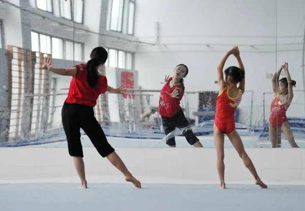 Trener Lewej Kieruje Młodą Dziewczynę Praktyki Podczas Treningu Gimnastyki Fuyang — Zdjęcie stockowe