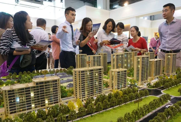 2014年10月24日 中国东部浙江省杭州市举行的房地产交易会上 中国购房者正在查看住宅公寓楼的模型 — 图库照片
