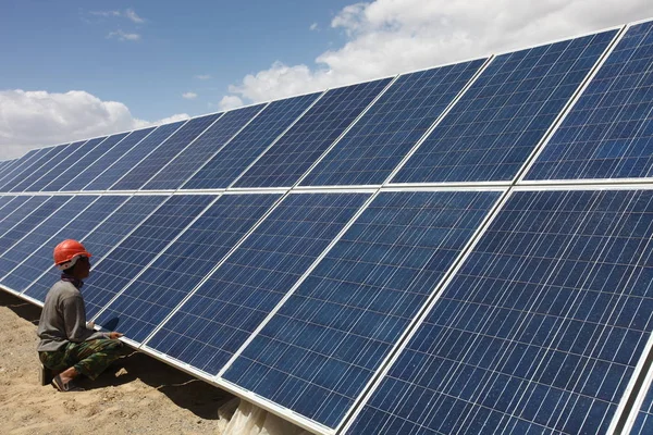 Trabajador Chino Instala Panel Solar Una Central Fotovoltaica Aldea Aleteng — Foto de Stock