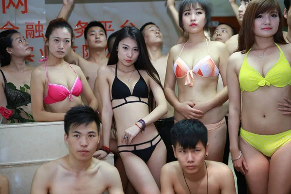 Funcionários Chineses Vestidos Com Biquínis Calções Banho Posam Para Boicotar — Fotografia de Stock