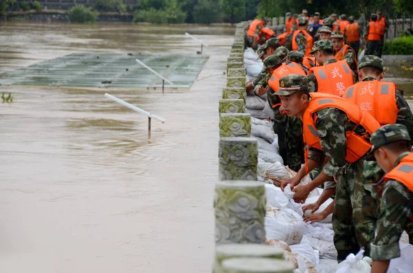 Chinesische Retter Tragen Sandsäcke Überschwemmungen Verhindern Die Durch Die Schweren — Stockfoto