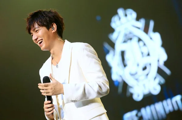 Sydkoreansk Sångare Och Skådespelare Lee Min Skrattar Sin Konsert Shanghai — Stockfoto