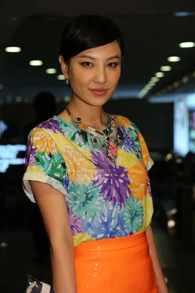 香港女演员郑宇美子抵达中国香港参加 2013年 Ege Emp 春季晚宴时摆姿势 — 图库照片