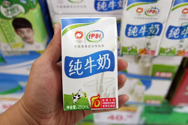 File Customer Shops Carton Yili Pure Milk Supermarket Shanghai China — стоковое фото