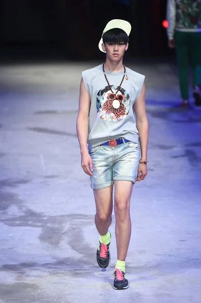Modelo Exibe Uma Nova Criação Designer Liu Yiqun Desfile Moda — Fotografia de Stock