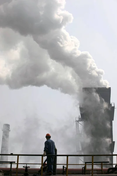 Chińskich Pracowników Talk Obok Komina Rozładowania Gęsty Dym Koksowni Huaibei — Zdjęcie stockowe