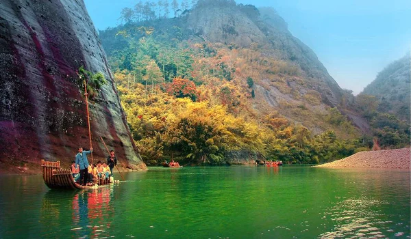 Turistas Tomar Jangadas Bambu Rio Monte Wuyi Montanhas Wuyi Cidade — Fotografia de Stock