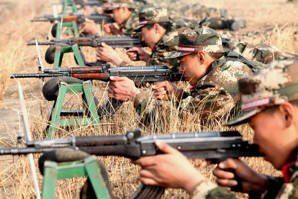 Soldados Chineses Participam Treinamento Artilharia Durante Uma Sessão Treinamento Cidade — Fotografia de Stock